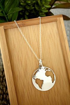 Travel the world Globe Necklace, World Necklace, Earth Globe, Pretty Jewellery, Cute Jewelry, World Map, Beautiful Jewelry, Piercings, Jewelry Box