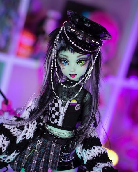 Elisa Lange (@moonlight_jewel_dolls) • Instagram photos and videos Frankie Stein Redesign, Doll Base, Frankie Stein, Monster High Art, Fantasy Art Dolls, Monster High Repaint, Doll Painting, Punk Grunge, Monster High Doll