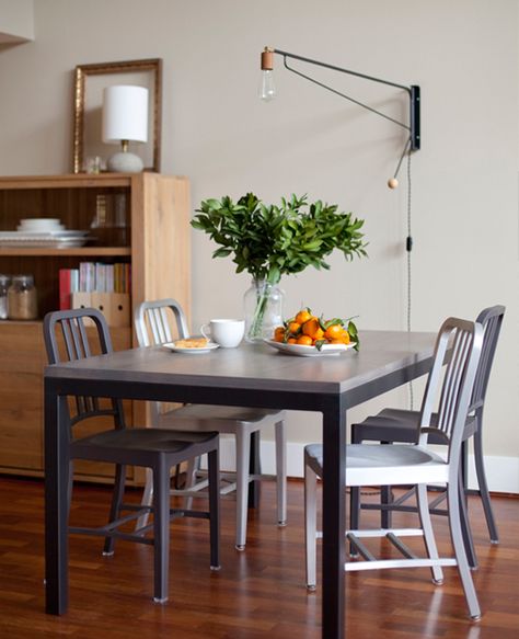 Swing arm wall lamp for the dining table. Image via Apartment 34. Small Apartment Dining Room, Dining Room Floor Lamp, Sconces Dining Room, Dining Room Table Lamps, Farmhouse Dining Room Lighting, Dining Room Lamps, Wall Sconces Living Room, Dining Room Floor, Apartment Dining Room