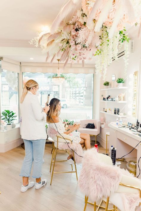 Bridal Suite Makeup Station, Make Up Artist Station, Glam Station In Bedroom, Bridal Room Ideas, Bridal Makeup Room, Bridal Salon Interior Design, At Home Makeup Studio, Home Makeup Studio Ideas, Makeup Station Salon