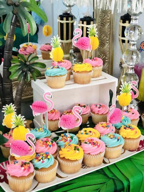 Hawaiian Theme Cupcakes Luau Birthday, Pool Party Cupcake Ideas, Luau Party Cupcakes, Luau Birthday Cake, Hawaiian Birthday Party Ideas, Hawaii Birthday, Luau Cupcakes, Luau Party Food, Debut Theme