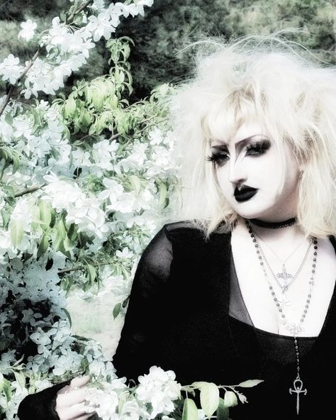 Goth With White Hair, Gothic Blonde Hair, Blonde Trad Goth, Goth White Hair, Goth Blonde Hair, Trad Goth Hair, Blond Goth, Goth Punk Aesthetic, Goth Trad