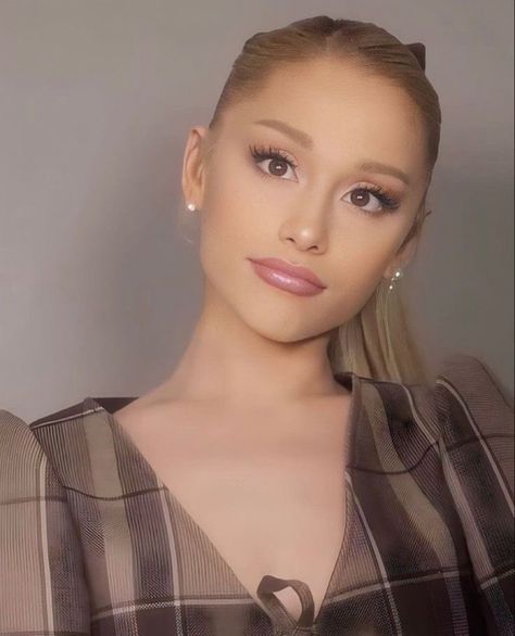 Ariana Grande Front Face, Ariana Grande Face Card, Ariana Grande Autumn, Ariana Grande Beautiful, Ariana Grande Blonde Hair, Ariana Grande Today, My Everything Ariana Grande, Autumn Lookbook, Ariana Grande Makeup