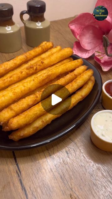 Sweet Potato Sticks, Garlic Sticks, Potato Sticks, Easy Chicken Thigh Recipes, Potato Snacks, Corn Flour, Crispy Potatoes, Fried Potatoes, Arabic Food