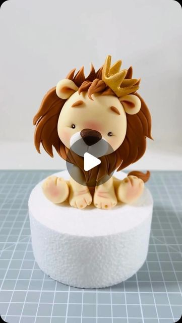 Lion Cake Topper, Lion Birthday Cake, Lion Cake, Giraffe Cakes, Cake Decorating Courses, Fondant Figures Tutorial, Jungle Cake, Safari Cakes, Fondant Baby