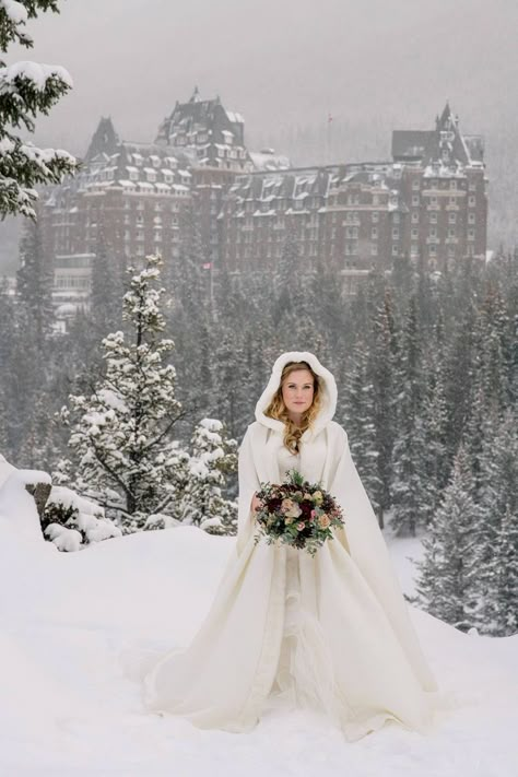 Winter Wedding Simple Dress, Outdoor Snow Wedding, Winter Outdoor Wedding Ceremony, Winter Snow Wedding Dress, Wedding Dresses Christmas Winter, Ethereal Winter Wedding, Viking Winter Wedding, Romantic Winter Wedding Colors, Winter Bridal Dress