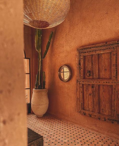 Exposed Adobe Interior Walls, Mexican Wall Colors Interior Design, Terracotta Design Ideas, Marrocan Interiors, Mexican Casita, Desert Interior Design, Terracotta Interior Design, Morocco Interior Design, Mexican Beach House