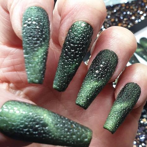 Textured Green magnetic bubble dragon skin effect nails. Press on Nails False Nails Faux Ongles Bubble Dragon, Funky Nail Designs, Bubble Nails, Custom Nails, Dragon Skin, Nails Press, Nails Green, Green Bubble, Dragon Scale