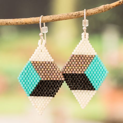 Geometric shapes create a dazzling illusion that serves as a portal to a modern and bold dimension. El Salvador's Pearls of the Sea Youth Group works with glass beads to create these avant-garde dangle earrings, whose diamond shape in ivory, turquoise, metallic and black hues exudes elegance. As a comfortable touch, sterling silver hooks complete the earrings. Miyuki Earrings, Macrame Creations, Youth Group, Ear Rings, Beaded Dangle Earrings, Bead Patterns, Modern Glass, Brick Stitch, Bead Jewellery