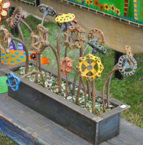 Faucet Handle Flowers - Water faucet handles turned into garden art flowers. Recycled Garden Art, Recycled Garden, Welding Art Projects, Outdoor Crafts, Metal Yard Art, Metal Garden Art, Garden Art Projects, Junk Art, Recycled Art