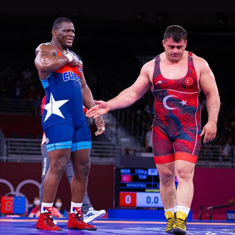 Mijaín López (Cuba, blue) defeated Rıza Kayaalp (Turkey, red) in the Greco-Roman 130 kg Semifinal bout. López eventually would win the gold medal #wrestling #olympics Tokyo 2020, Combat Art, Body Reference, Summer Olympics, Action Poses, Sports Photography, Olympic Games, Tokyo, Wrestling