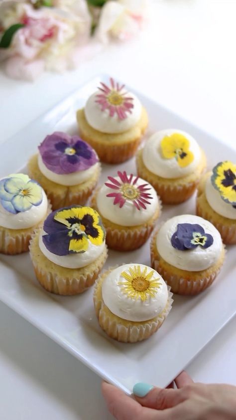 Cupcakes Dried Flowers, Fresh Flower Cupcakes, Cupcakes With Fresh Flowers, Cupcakes With Dried Flowers, Pressed Flower Cupcakes, Dried Flower Cupcakes, Edible Flower Cupcakes, Wildflower Cupcakes, Lemon Poppyseed Cupcakes