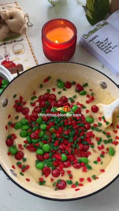 Blondies M&m, Christmas Food Ideas Party, Blondies Recipe Christmas, Fun Baking Recipes For Christmas, Christmas Blondies M&m, Things To Bake During Christmas, Christmasy Things To Bake, Christmas Sweets Aesthetic, Christmas Easy Baking Ideas