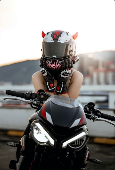 Helmet Aesthetic Motorcycle, Moter Cycle Helmets Women, Sport Bike Helmets, Woman Motorcycle Helmet, Snowboarding Helmet, Dual Sport Helmet, Female Biker With Helmet, Motorcycle Helmet Accessories, Motorcyle Woman Helmet