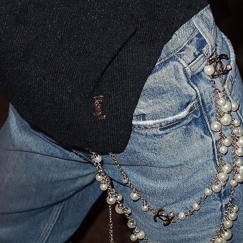 Clothes With Pearls, Pearl Jewelry Outfit, Life Style Aesthetic, Jewelry Belt, Ysl Fashion, Chanel Aesthetic, Chanel Outfit, Chanel Style, Rock Chic