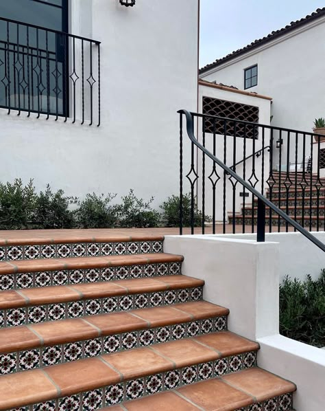 Spanish Tile Steps, Spanish Tiles Outdoor, Tiled Stairs Outdoor, Mexican Stairs, Backyard Tile Ideas, Spanish Style Homes Exterior Curb Appeal, Front Porch Flooring Ideas, Outdoor Staircase Design, Backyard Tiles