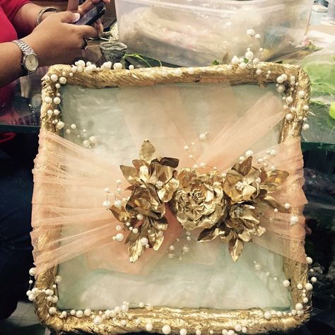 Decorative trays for wedding or gift purposes !! Elegant and delicate to be gifted !! Nikkah Giveaways, Manthrakodi Basket, Wedding Tray Decoration Ideas, Tray Decoration Wedding, Wedding Thaal, Chhab Decoration, Wedding Card Basket, Hamper Diy, Wedding Gift Hampers