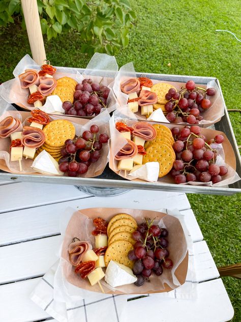 How to Plan an EPIC Backyard Movie Night Bachlorette Party Movie Night, Glamping Movie Night, Outdoor Movie Snack Ideas, Outdoor Movie Night Birthday Party Food Ideas, Backyard Movie Night Food Ideas, Backyard Movie Seating Ideas, Family Night Food, Good Movie Night Snacks, Birthday Party Movie Night Outside