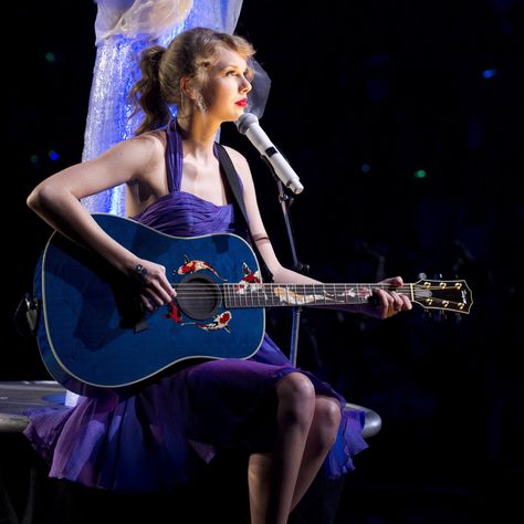 Taylor Swift performs “Last Kiss” (2011) Taylor Swift 2010, Speak Now Aesthetic, Speak Now World Tour, Speak Now Tour, Ts Speak Now, Music Themed Decor, Now Aesthetic, Fearless Tour, Speak Now Tv