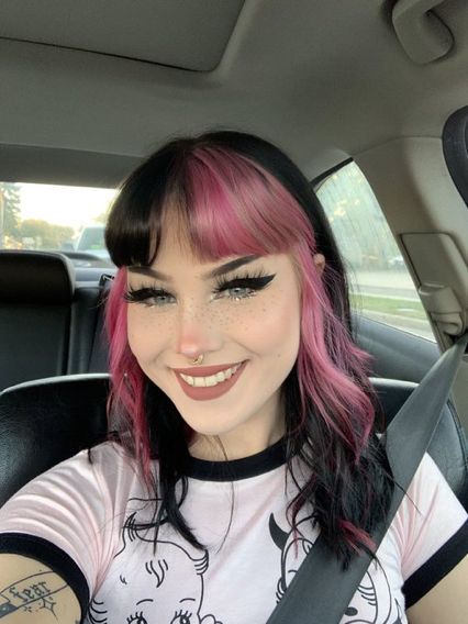 Half Color Half Black Hair, Front Half Of Hair Dyed, Dye Hair With Bangs, Colorful Hair With Bangs, Trendy Dyed Hair 2023, Split Dyed Hair Color Ideas, Hair Dye Ideas Bangs, Split Pink Hair, Short Hair With Bangs Color Ideas