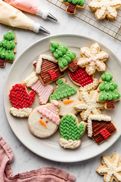 This is EASY cookie decorating buttercream for beginners! It's creamy and sweet, and sets on top of the cookies after a few hours. Use gel food coloring to tint it any color you like, and have fun decorating your favorite cookies. Perfect for piping designs onto cut-out cookies, like sugar cookies and gingerbread cookies. Recipe on sallysbakingaddiction.com Buttercream Frosting For Gingerbread Cookies, Easy Gingerbread Cookies Decorations, Christmas Sugar Cookies Decorated With Buttercream Frosting, Christmas Sugar Cut Out Cookies, Buttercream Gingerbread Cookies, Cute Sugar Cookies Designs Christmas, Christmas Cookie Buttercream Frosting, Christmas Cookie Decorating Ideas Buttercream, Easy Christmas Cookie Decorating Ideas For Kids