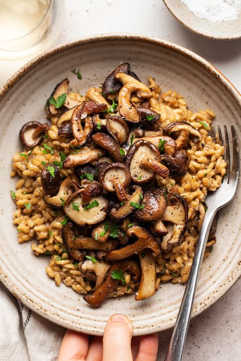 Vegan mushroom risotto is a plant-based version of this classic dish. It's not difficult to make, it's creamy and full of satisfying umami flavour. Italy Dishes, Vegan Mushroom Risotto, Lazy Cat Kitchen, Mushroom Risotto, Risotto Recipes, Nasi Goreng, Deilig Mat, Food Test, Biryani