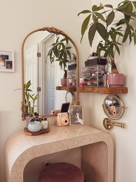 Corner Vanity Ideas, Small Vanity Ideas Bedroom, Cozy Room Ideas, Makeup Storage Ideas, Vintage Vanity Decor, Apartment Bedrooms, Storage And Organization Ideas, Storage Ideas For Small Spaces, Corner Vanity