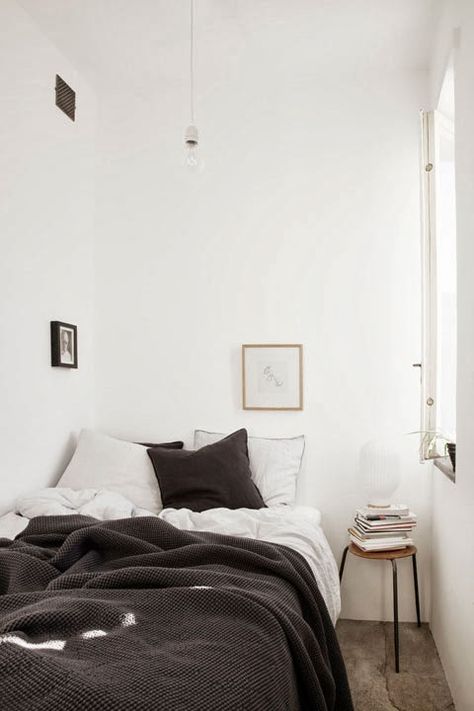 Boring Bedroom, Scandinavian Apartment, Scandinavian Bedroom, Small Bedroom Decor, 아파트 인테리어, Tiny Bedroom, Simple Bedroom, Small Room, White Bedding