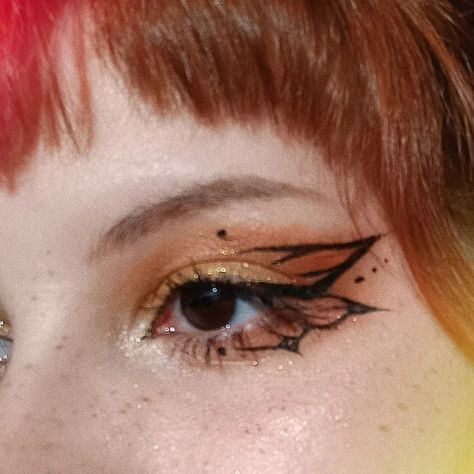 Brown Liner Looks, Fun Graphic Eyeliner, Unique Eye Makeup Looks, Fae Inspired Makeup, Alt Graphic Liner, Monarch Butterfly Makeup, Funky Makeup Creative, Cool Eyeliner Designs, Funky Eyeliner