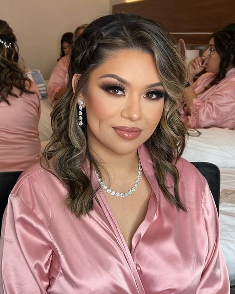 Chicago Makeup Artist on Instagram: "Sister of the bride looking gawgeousss 💗 Shoutout to her for recommending my work to her sister (the bride) 😍 Soft Smokey eye for her, we kept the waterline soft by just smoking out the bottom and no liner for a softer look & of course full highlight and contour. My fave! - - Your fave luxury bridal Makeup team is now booking all parties of 5+ for all of 2022-2023. Be an #esmemuabride don’t be a last minute bride pls inquire with time. To book please s Party Make Up Ideas Smokey Eye, Make Up For Wedding Maid Of Honor, Quinceanera Mom Makeup, Bridesmaid Makeup Full Glam, Sister Of The Bride Makeup, Make Up For Mom Of The Bride, Sister Of Bride Hairstyles, Sister Of The Bride Hair, Smokey Eye Wedding Makeup Brides