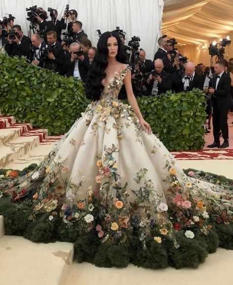 #BEAUTY, #RELATIONSHIPS #Fashion #Animals #Outfits #Winter Outfits #Animals Met Gala Outfits, Met Gala Dresses, Gala Outfit, Simple Wedding Dress, Fantasy Gowns, Fairytale Dress, Whimsical Fashion, Gala Dresses, Fashion Inspiration Design