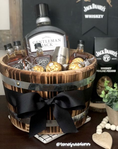 Celebrate the man in your life with a Jack Daniels gift basket. Cheers! #jackdaniels #whiskey #giftideas #giftbasketideas #birthdaygift #giftsforhim Whiskey Raffle Basket Ideas, Whiskey Gift Basket Ideas, Whiskey Basket Ideas, Whiskey Gift Ideas, Gift Basket For Men Ideas, Bourbon Raffle Basket Ideas, Whiskey Gift Basket, Whisky Gift Basket Ideas, Alcoholic Gift Ideas