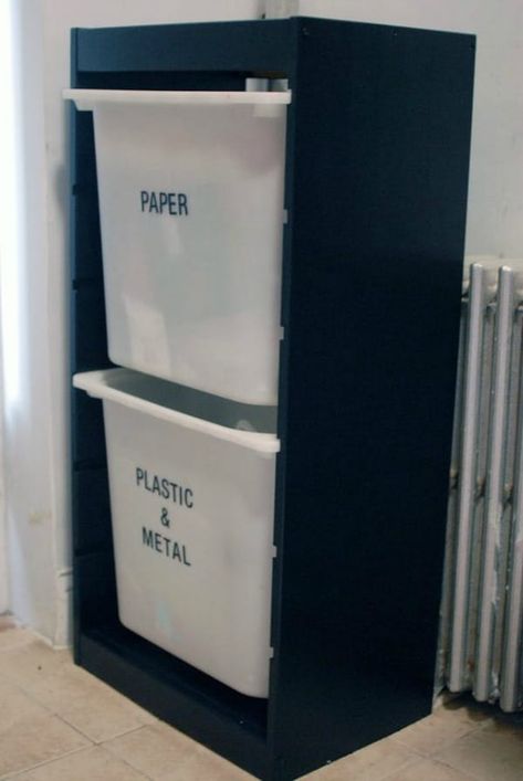 This shelf with plastic totes is marketed as toy storage, but it converts easily to DIY recycling bins. Kitchens Apartment, Trofast Ikea, Ikea Apartments, Brooklyn Kitchen, Koti Diy, Ikea Trofast, Rental Kitchen, Ikea Shelves, Small Kitchens