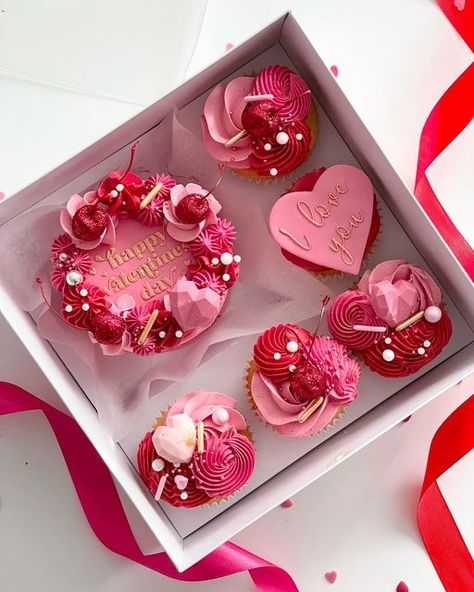 Bento Box Valentines Day Cake, Valentine Cake Packaging Ideas, Cute Cake Packaging, Valentine Bento Cake Designs, Mini Valentines Cake, Valentines Day Bento Cake, Valentines Mini Cake, Bento Cake With Cupcakes Set, Valentine Package Ideas