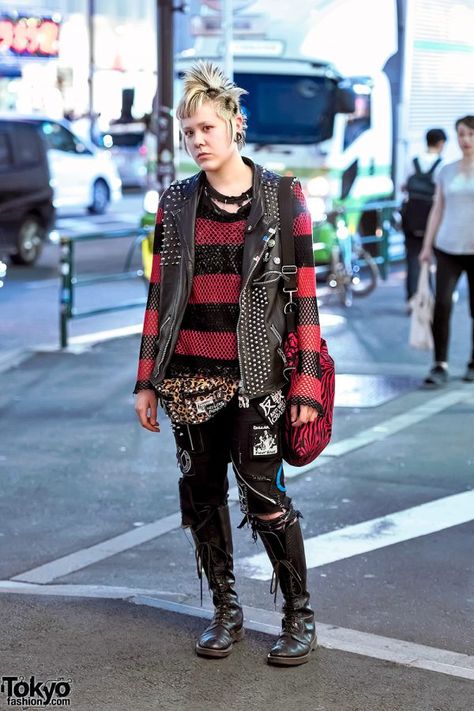 Studded Leather Vest, Vest Street Style, Throwback Outfits, Colorful Street Style, Style Themes, Punk Outfit, Patched Denim, Harajuku Punk, Japan Fashion Street