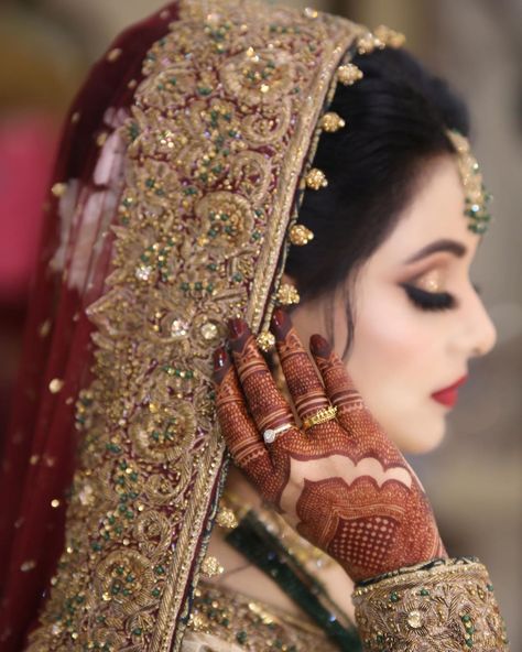 Pengantin India, Pakistani Bridal Makeup, Bridal Photography Poses, Indian Wedding Photography Poses, Bridal Dresses Pakistan, Pakistani Wedding Outfits, Bridal Outfit, Indian Bridal Dress, Bridal Photoshoot