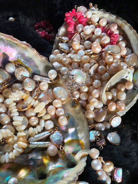 Pearl confetti crystal confetti gemstone, confetti Crystals confetti pearls confetti mermaid confetti Christmas confetti pearl decor by elf Crystals Confetti, Glowing Mermaid, Christmas Confetti, Crystal Confetti, Mermaid Shell, Mermaid Pendant, Mermaid Aesthetic, Types Of Crystals, Pearl Decor