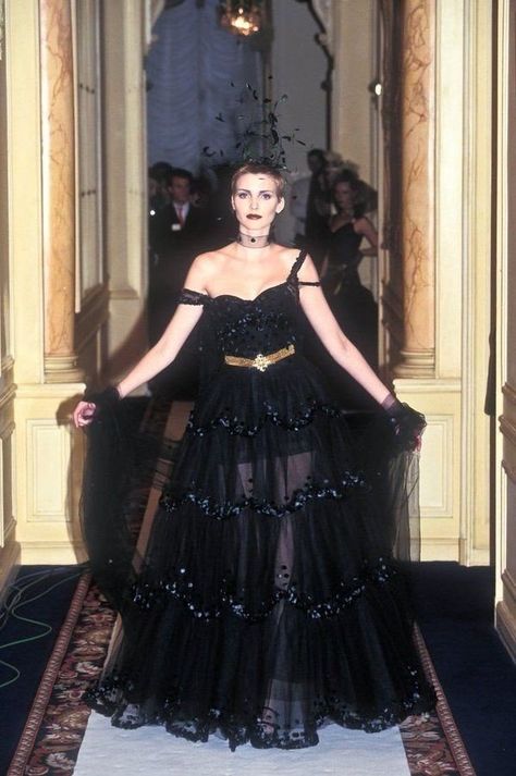 Nadja Auermann, High Fashion Runway, 90s Runway Fashion, Runway Fashion Couture, Original Supermodels, Chanel Couture, Chanel Haute Couture, Couture Mode, Vintage Gowns