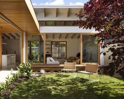 A modern Japandi renovation with Hardie™ exterior cladding Japandi Exterior, Japandi House, Weatherboard House, Japandi Home, California Bungalow, Japandi Design, Bungalow Homes, Rustic Coastal, Clerestory Windows