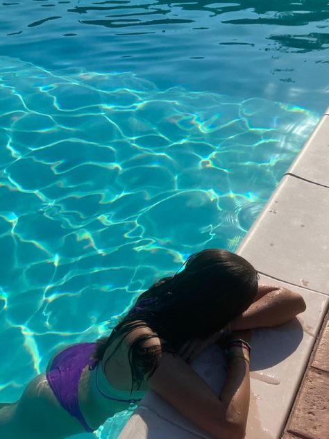 Faceless Pool Pictures, Aethstetic Pool Pics, Indoor Pool Instagram Pictures, Pool Photo Inspo Instagram, Pool Photo Aesthetic, Girl In Pool Aesthetic, Pool Day Photos, Pool Girls Aesthetic, Swimming Photo Ideas