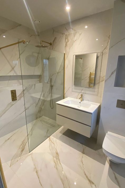 Modern Marble Floor, Beige And White Bathroom, Washroom Tiles Design, Bathroom Inspo Interior Design, Toilet And Bathroom Design, White Marble Bathrooms, Floor Designs, Gray Bathroom Decor, Bathroom Design Layout