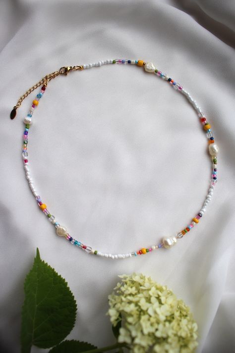 Colorful Pearl Necklace, Mixed Colorful Beaded, Multi Colour Seed Bead Choker, Boho Necklace with Adjustable Length, Handmade Gift This necklace will be a great addition to your look and a great gift for friends or even yourself! This necklace has a chain extension so you can easily adjust it to fit your neck. This bead and pearl necklace is a nice detail to your everyday summer style.  Bead size 2 mm to 3.5 mm Materials: * Freshwater Pearl * Colorful seed beads * 18k gold filled high quality cl Freshwater Pearl Necklace Diy, Beads Necklace Ideas, Bead Necklace Ideas, Trendy Beaded Necklace, Summer Beaded Necklace, Colored Pearl Necklace, Diy Pearl Necklace, Beaded Pearl Necklace, Mixed Beads Necklace