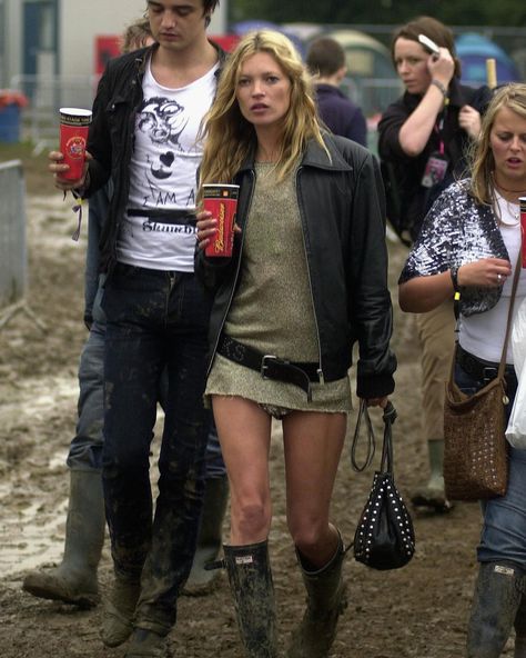 Happy Glastonbury! Unlike other popular music festivals, the gathering has a unique sartorial edge. The festival’s style is classified by boho-chic staples like knee-high wellies, micro-mini hemlines, funky patterns, worn-in barn jackets, and dusters. Scroll through for some of the best celebrity Glastonbury looks of all time from #SiennaMiller, #KateMoss, #AlexaChung, and more. 📷: Getty Boho Rocker Chic Style, Rocker Chic Outfit, Moss Fashion, Winter Boho, Vogue Australia, Rocker Chic, Rock Chic, Festival Outfit, Fashion Killa