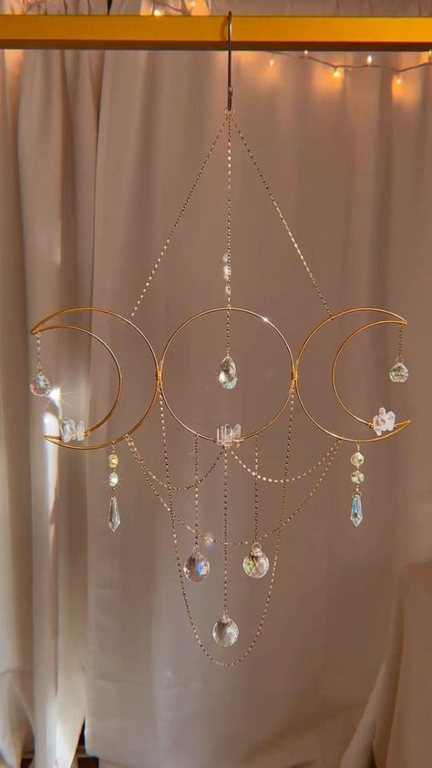 Dream Catcher Aesthetic, Crystal Dream Catcher, Suncatchers Diy, Crystal Suncatchers Diy, Suncatcher Diy, Diy Suncatchers, Crystal Wind Chimes, Aesthetic Home Decor, Diy Wind Chimes