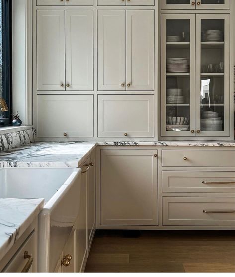 Apt Decor, Kitchen Post, Modern Style Bedroom, Monday Inspiration, Stylish Interior Design, Beige Marble, Classic Kitchens, Traditional Kitchen, White Beige