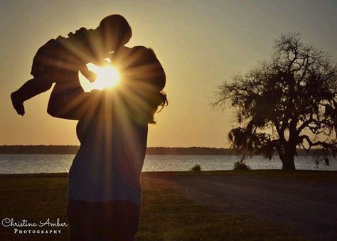 Mother & Son sunburst photo Mother Son Photos, Son Photo Ideas, Mother Daughter Pictures, Sunshine Photos, Mother Daughter Photoshoot, Mommy And Me Photo Shoot, Baby Fotografie, Future Photos, Beach Family Photos