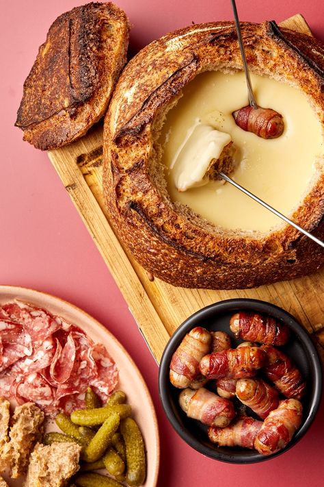 Want to try new British pigs in blankets recipes? This cheese fondue recipe is the ultimate Christmas sharer. If you want new cheese fondue dippers ideas, you need to try this cheese bread bowl with our pigs in blankets! The ultimate Christmas party food or Christmas cheeseboard idea. #pigsinblankets #christmasfood #cheesefondue #fondue #winterfood #cheese #sausages #raclette #christmasrecipe Fondue Dippers Ideas, Cheese Fondue Dippers Ideas, Cheese Bread Bowl, Cheese Fondue Dippers, Christmas Leftovers Recipes, Fondue Dippers, Cheese Fondue Recipe, Black Treacle, Sunday Roast Dinner