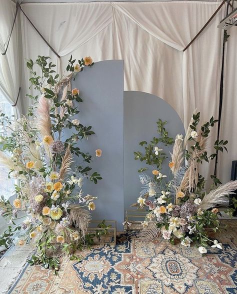 Elegant Backdrop Birthday, Whimsical Photo Backdrop, Backdrop Floral Arrangements, Photo Backdrop With Flowers, Backdrop Flower Decorations, Easter Picture Backdrop Ideas, Engagement Party At Home Decoration, Wedding Backdrop Design Indoor, Unique Backdrop Ideas