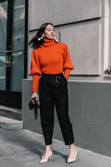 Manhattan Is an Island Pull Orange, Style Casual Chic, Orange Sweater, Orange Outfit, Moda Paris, Orange Sweaters, Jane Birkin, Street Style Inspiration, Helmut Lang