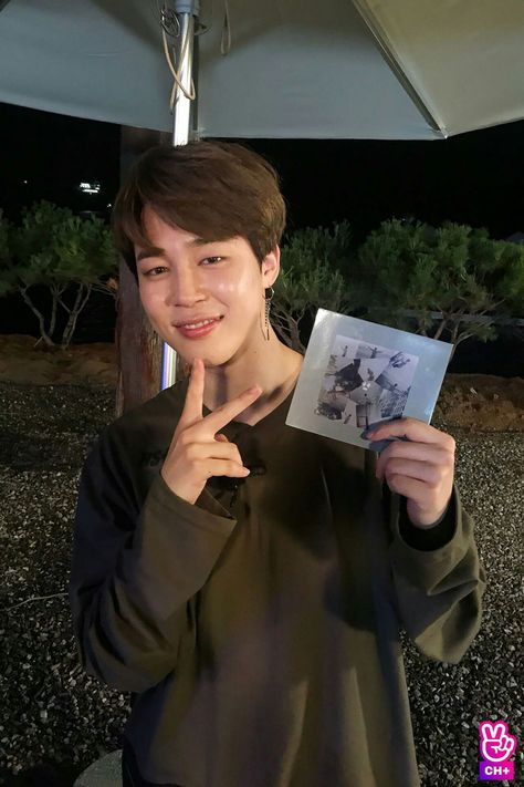 Chimchim was so happy and moved by his Hobi Hyung's gift for him. JiHope love 💜 omg i want also a CD of "Promise".. it looks so nice! Park Ji Min, Behind The Scene, Run Bts, Park Jimin Bts, Bts Twt, Bts Bangtan Boy, Busan, Bts Boys, Foto Bts